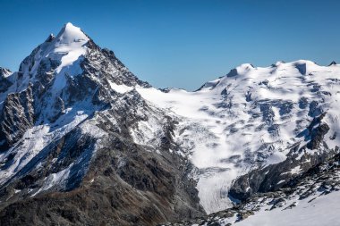 Bernina ve Palu dağları İsviçre Alpleri, Motoru, İsviçre 'de buzullarla çevrili.