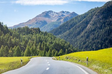 Motor Dağ Yolu, İsviçre Alpleri ile dramatik yol, güneşli bir günde İsviçre