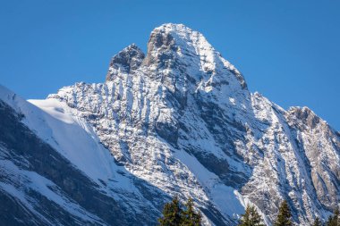 Schilthorn 'un tepesinde ve Karlı Bernese İsviçre Alpleri' nin manzarası, Eiger, Monch ve Jungfrau, İsviçre