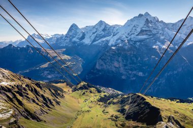 Schilthorn 'un tepesinde ve Karlı Bernese İsviçre Alpleri' nin manzarası, Eiger, Monch ve Jungfrau, İsviçre
