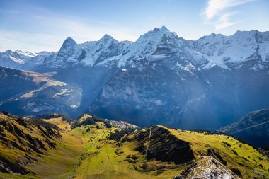 Schilthorn 'un tepesinde ve Karlı Bernese İsviçre Alpleri' nin manzarası, Eiger, Monch ve Jungfrau, İsviçre