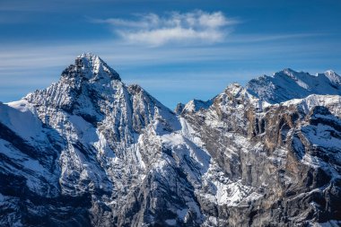 Schilthorn 'un tepesinde ve Karlı Bernese İsviçre Alpleri' nin manzarası, Eiger, Monch ve Jungfrau, İsviçre