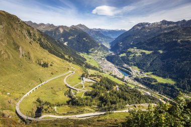 St. Gotthard dağ geçidi, güneşli bir günde İsviçre Alpli dramatik bir yol, İsviçre