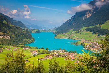 Turkuaz Lungernsee ve İsviçre Alpleri 'nde güneşli bir günde köy akıntısı.