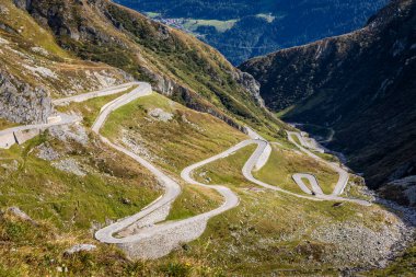 St. Gotthard dağ geçidi, güneşli bir günde İsviçre Alpli dramatik bir yol, İsviçre
