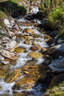 Fluela geçidinde Alp nehri, gün doğumunda Engadine Vadisi, Graubunden Alpleri, Grisons, İsviçre