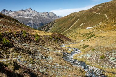 Fluela geçidinde Alp nehri, gün doğumunda Engadine Vadisi, Graubunden Alpleri, Grisons, İsviçre