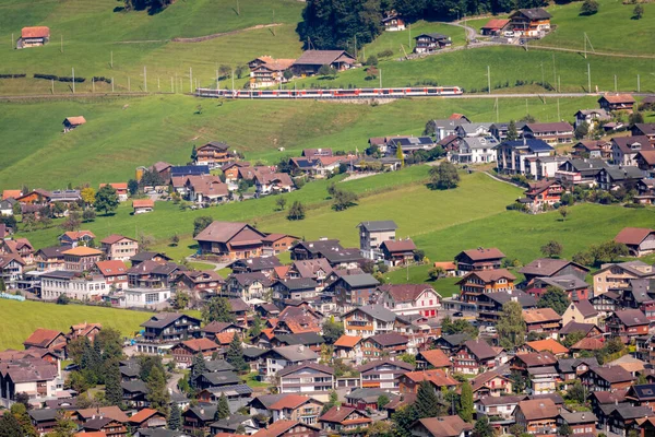 Train Lungern Village Swiss Alps Sunny Day Switzerland — Stock Photo, Image
