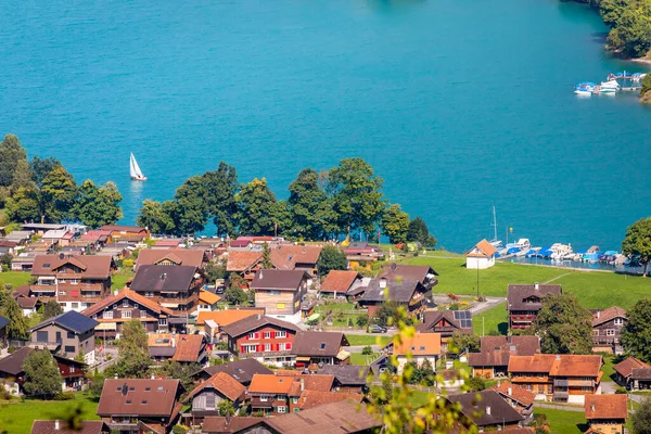 Türkisfarbener Lungernsee Und Dorflungern Den Schweizer Alpen Bei Sonnigem Wetter — Stockfoto