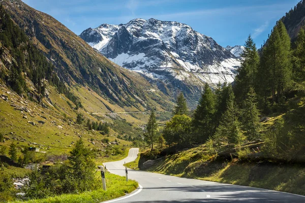 스위스 휘황찬란 알프스를 달리는 인상적 도로인 그림셀 — 스톡 사진