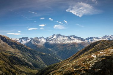 Grimsel ve Furka dağ geçidi, güneşli bir günde İsviçre Alpleri olan dramatik bir yol, İsviçre