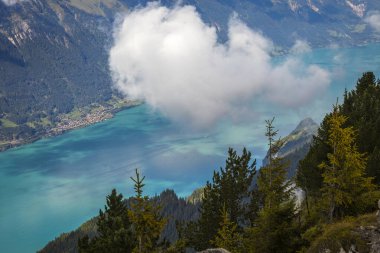 İsviçre Alpleri ve Brienz Gölü 'nün dramatik günbatımında feribot manzarası, Interlaken, İsviçre