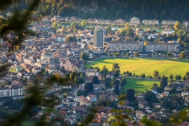 Bernese Oberland, İsviçre Alpleri 'ndeki şehirler arası hava manzarası.