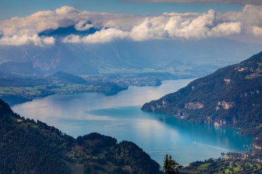İsviçre Alpleri ve Thun Gölü 'nün dramatik günbatımındaki hava manzarası, Interlaken, İsviçre