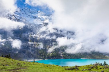 Misty Oeschinensee, Oeschinen Gölü, Bernese Oberland İsviçre Alpleri, Kandersteg, İsviçre