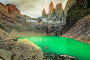 Torres del Paine granitleri dramatik gündoğumu ve göl yansıması, Şili Patagonya manzarası