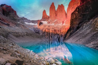 Torres del Paine granitleri dramatik gündoğumu ve göl yansıması, Şili Patagonya manzarası