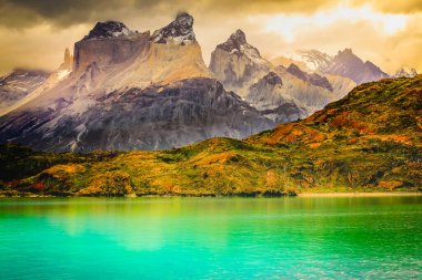 Paine ve Pehoe Gölü Boynuzları dramatik günbatımında Torres Del Paine, Patagonya, Şili