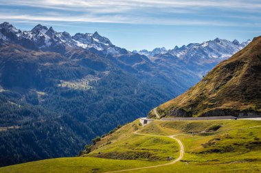 St. Gotthard dağ geçidi, güneşli bir günde İsviçre Alpli dramatik bir yol, İsviçre