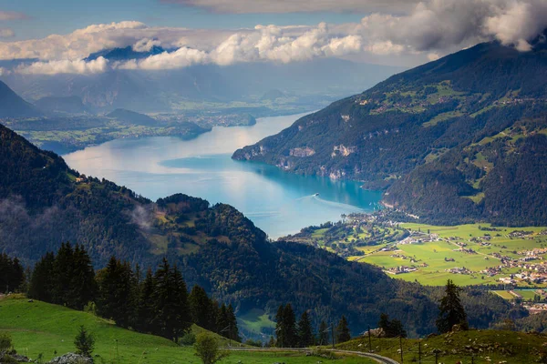 Flygfoto Över Schweiziska Alperna Och Sjön Thun Vid Dramatisk Solnedgång — Stockfoto