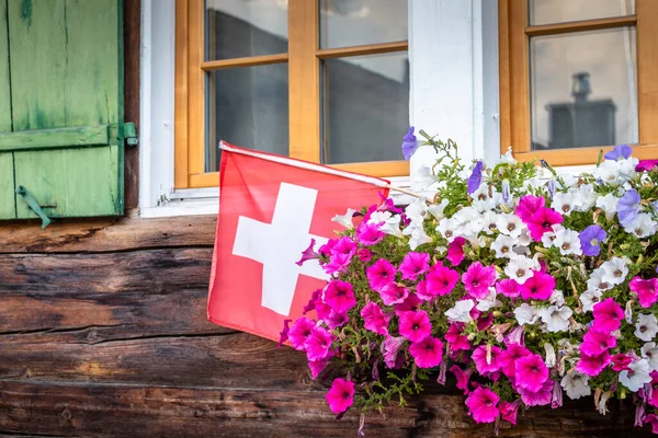 Flores Coloridas Varanda Rústica Primavera Com Suíço Bandeira Interlaken Alpes — Fotografia de Stock