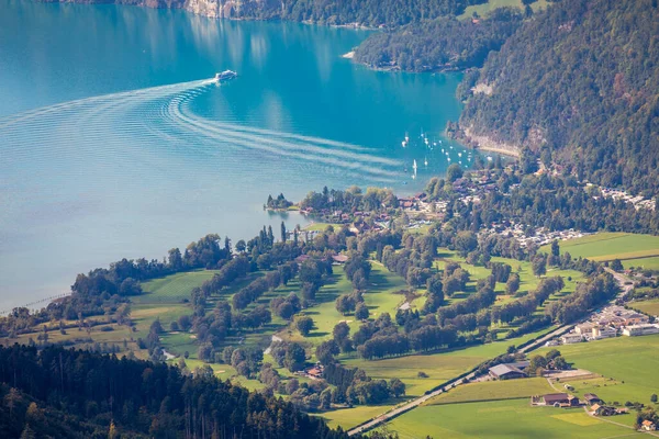 Luchtfoto Van Zwitserse Alpen Het Thunermeer Met Veerboot Bij Zonsondergang — Stockfoto