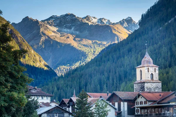 스위스의 스위스 알프스산맥 엥가딘 계곡에 프레다 마을의 목가적 — 스톡 사진