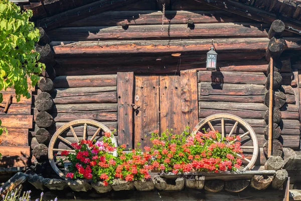 Kleurrijke Bloemen Rustieke Balkon Lente Met Lamp Interlaken Zwitserse Alpen — Stockfoto