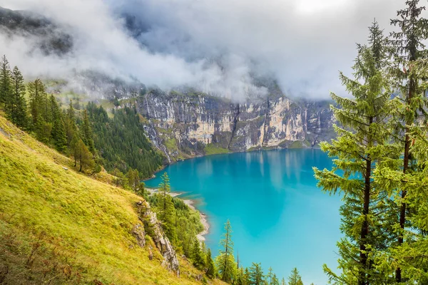 Мисти Озиль Озеро Озиль Бернских Альпах Кестег Швейцария — стоковое фото