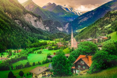 Grossglockner Ulusal Parkı 'ndaki Idyllic Heiligenblut Alp köyü, Avusturya