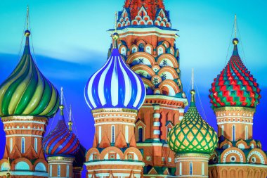 Rusya 'nın başkenti Moskova' da St. Basils Katedrali dramatik bir şafakta