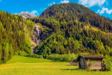 Günbatımında Innsbruck yakınlarındaki Green Stubai vadisinde Alp çiftliği, Tyrol, Avusturya