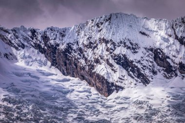 Huaraz, Ancash Andes, Peru yakınlarındaki Cordillera Blanca 'da buzulla kaplı karlı dağ zirvesi