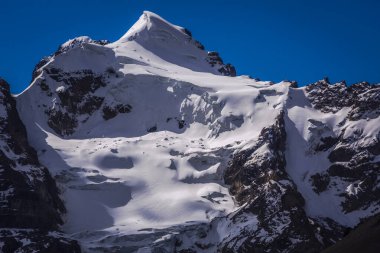 Huaraz, Ancash Andes, Peru yakınlarındaki Cordillera Blanca 'da buzulla kaplı karlı dağ zirvesi