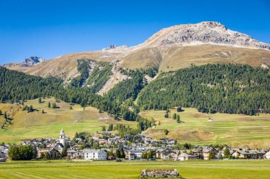 İsviçre Alpleri, Engadine, İsviçre 'deki Muottas Muragl' dan Kereviz şehrinin üzerinde