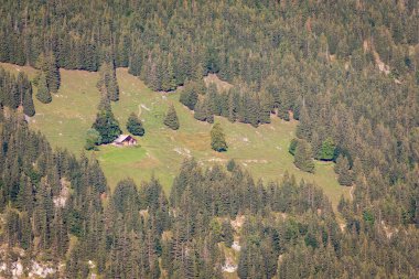 Lauterbrunnen 'in yukarısındaki ıssız çiftlik huzurlu vadi, Bernese Oberland, İsviçre Alpleri, İsviçre