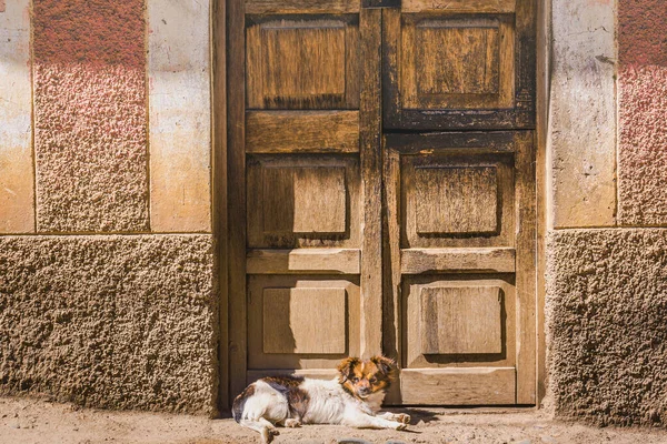 Porta Madeira Velha Rústica Com Fachada Texturizada Parede Adobe Cusco — Fotografia de Stock