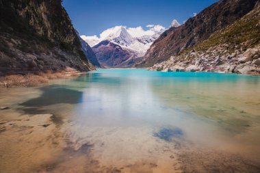 Güneşli bir günde Cordillera Blanca 'da Turkuaz Paron laguna, Karla kaplı And Dağları, Ancash, Peru
