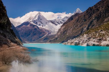Güneşli bir günde Cordillera Blanca 'da Turkuaz Paron laguna, Karla kaplı And Dağları, Ancash, Peru