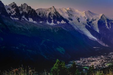 Mont Blanc Massif Alp Dağları dramatik gündoğumunda, Chamonix, Fransız Alpleri
