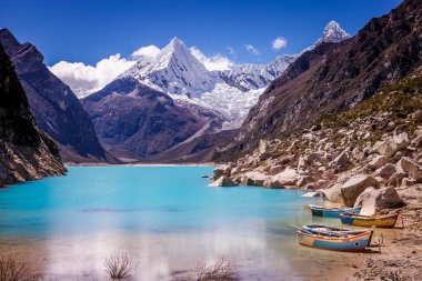 Güneşli bir günde Cordillera Blanca 'da Turkuaz Paron laguna, Karla kaplı And Dağları, Ancash, Peru