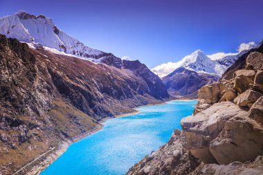 Güneşli bir günde Cordillera Blanca 'da Turkuaz Paron laguna, Karla kaplı And Dağları, Ancash, Peru