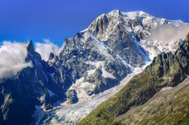 Mont Blanc Massif Alp Dağları dramatik gündoğumunda, Chamonix, Fransız Alpleri