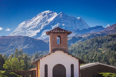 Huascaran Dağı ve Yungay, Cordillera Blanca 'da kayıp şehir, karla kaplı And Dağları, Ancash, Peru, Güney Amerika