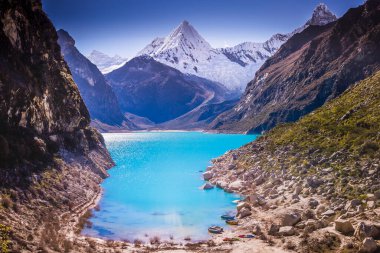 Güneşli bir günde Cordillera Blanca 'da Turkuaz Paron laguna, Karla kaplı And Dağları, Ancash, Peru