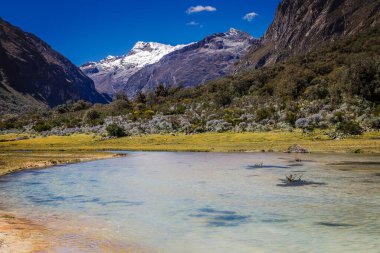 Cordillera Blanca 'da turkuaz laguna, karlı And Dağları, Ancash, Peru