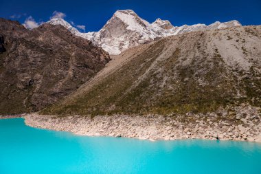 Güneşli bir günde Cordillera Blanca 'da Turkuaz Paron laguna, Karla kaplı And Dağları, Ancash, Peru