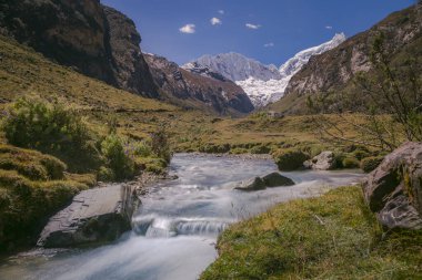River ve Huascaran Dağı, Cordillera Blanca 'da karla kaplı And Dağları, Ancash, Peru, Güney Amerika