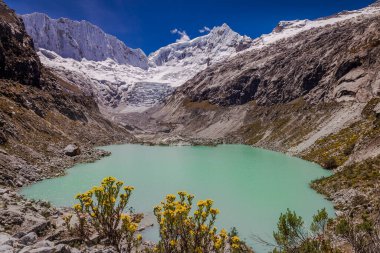 Cordillera Blanca 'da Idyllic laguna Llaca, karla kaplı And Dağları, Ancash, Peru