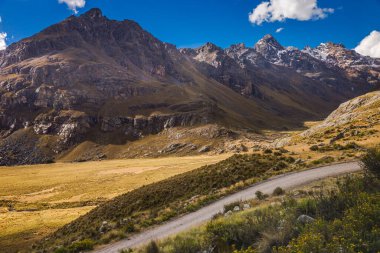 Portachuelo viraj yolu, Huascaran 'daki dağ geçidi, Cordillera Blanca, karlı And Dağları, Ancash, Peru